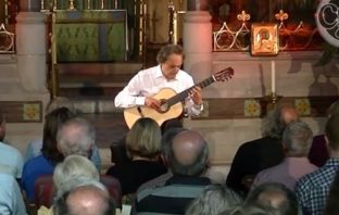Roland Dyens Plays Alba Nera at the 2013 CGR