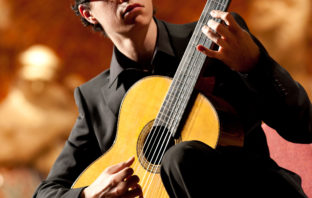 Alí Arango plays Güajiras de Lucía