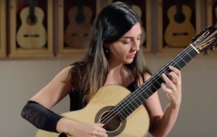Andrea González Caballero plays Aire Vasco by Manjón